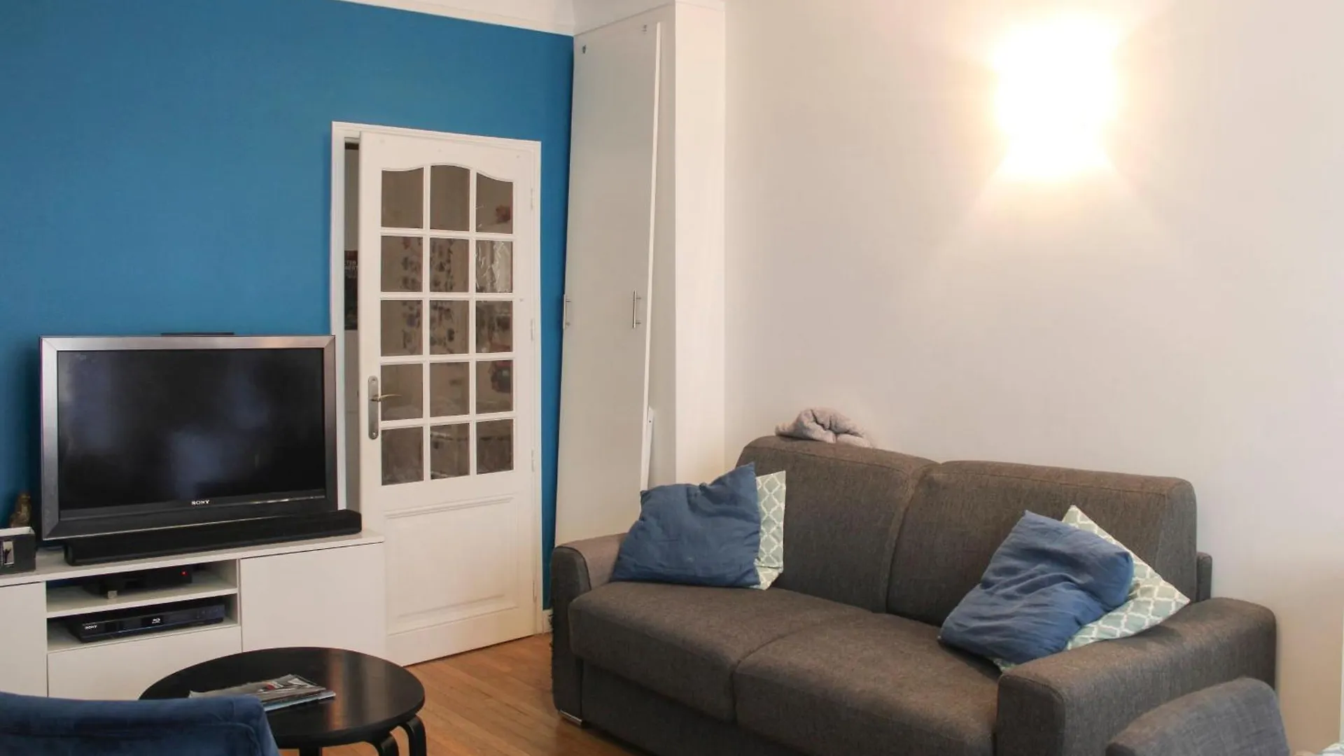 Spacious Family Nest Facing Square Des Epinette Apartment