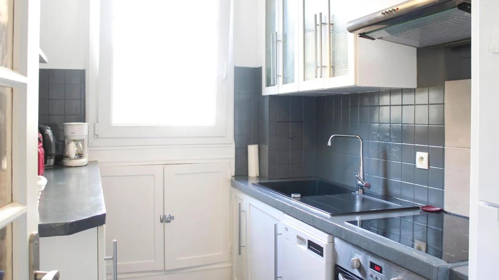Apartment Spacious Family Nest Facing Square Des Epinette Paris