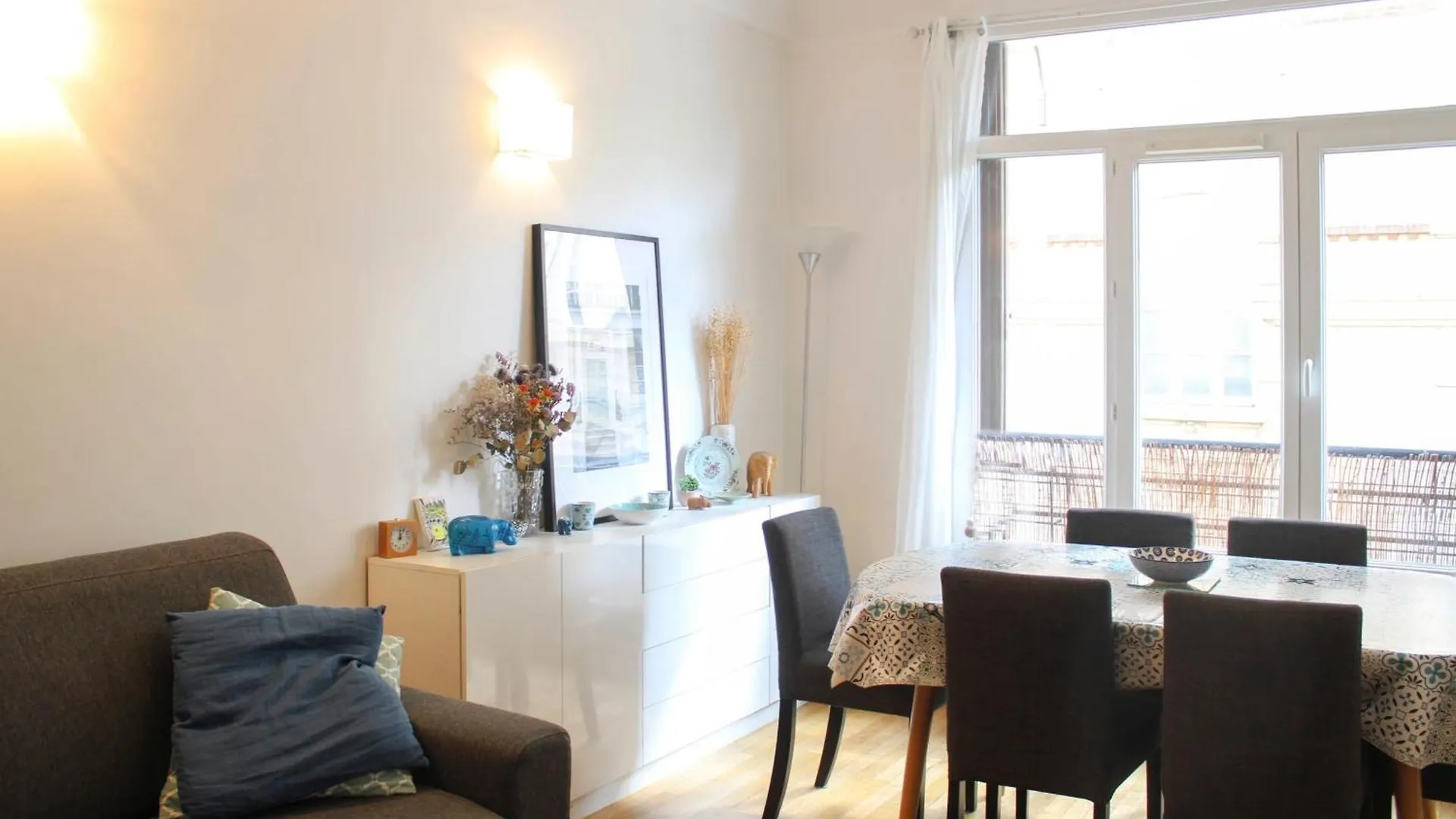 Апартаменты Spacious Family Nest Facing Square Des Epinette