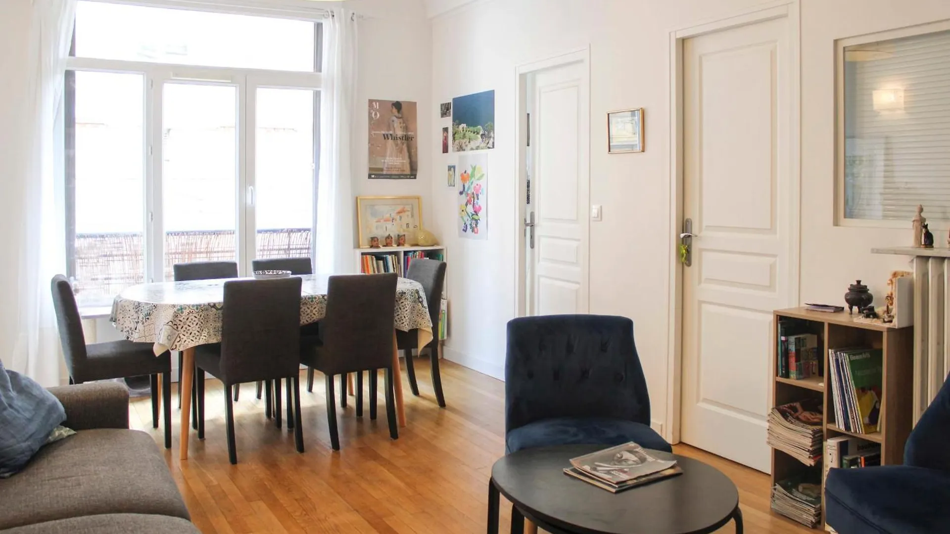 Spacious Family Nest Facing Square Des Epinette *
