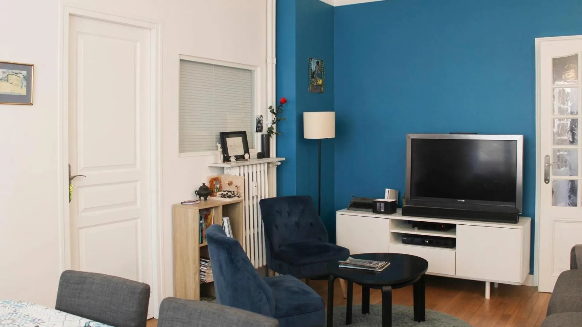 Spacious Family Nest Facing Square Des Epinette Apartment Paris
