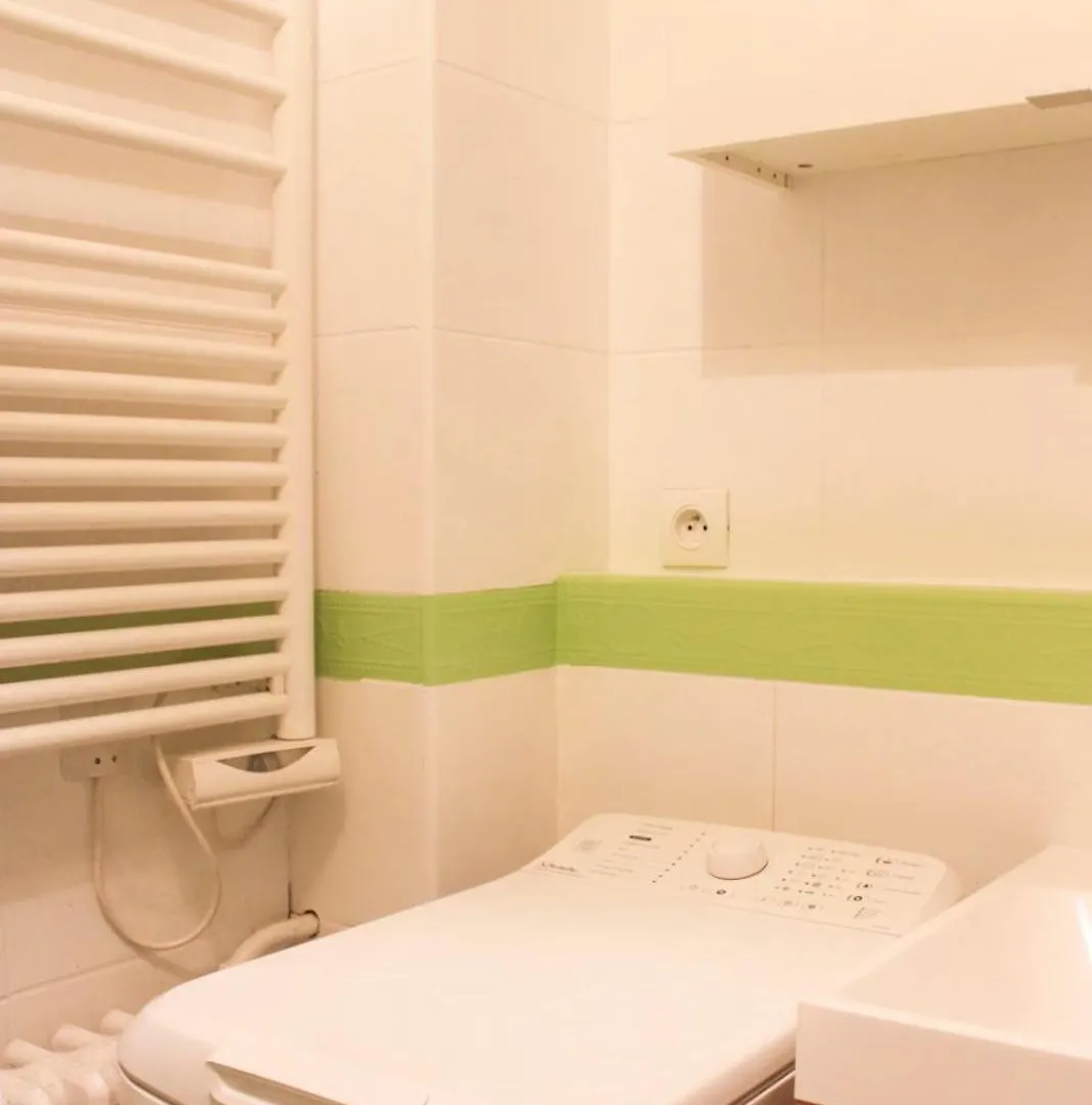 Spacious Family Nest Facing Square Des Epinette * Paris