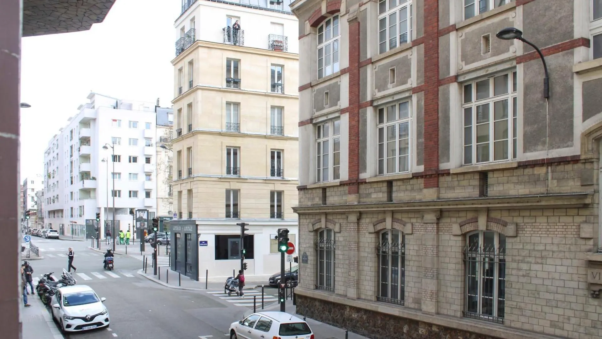 Spacious Family Nest Facing Square Des Epinette Apartment *