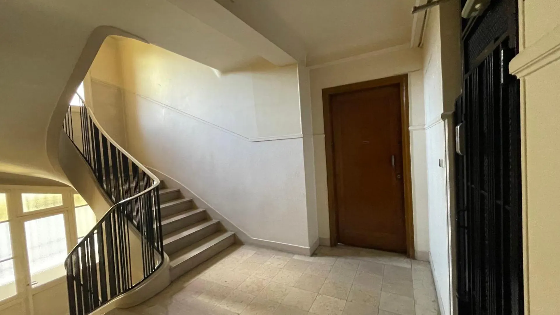 Spacious Family Nest Facing Square Des Epinette