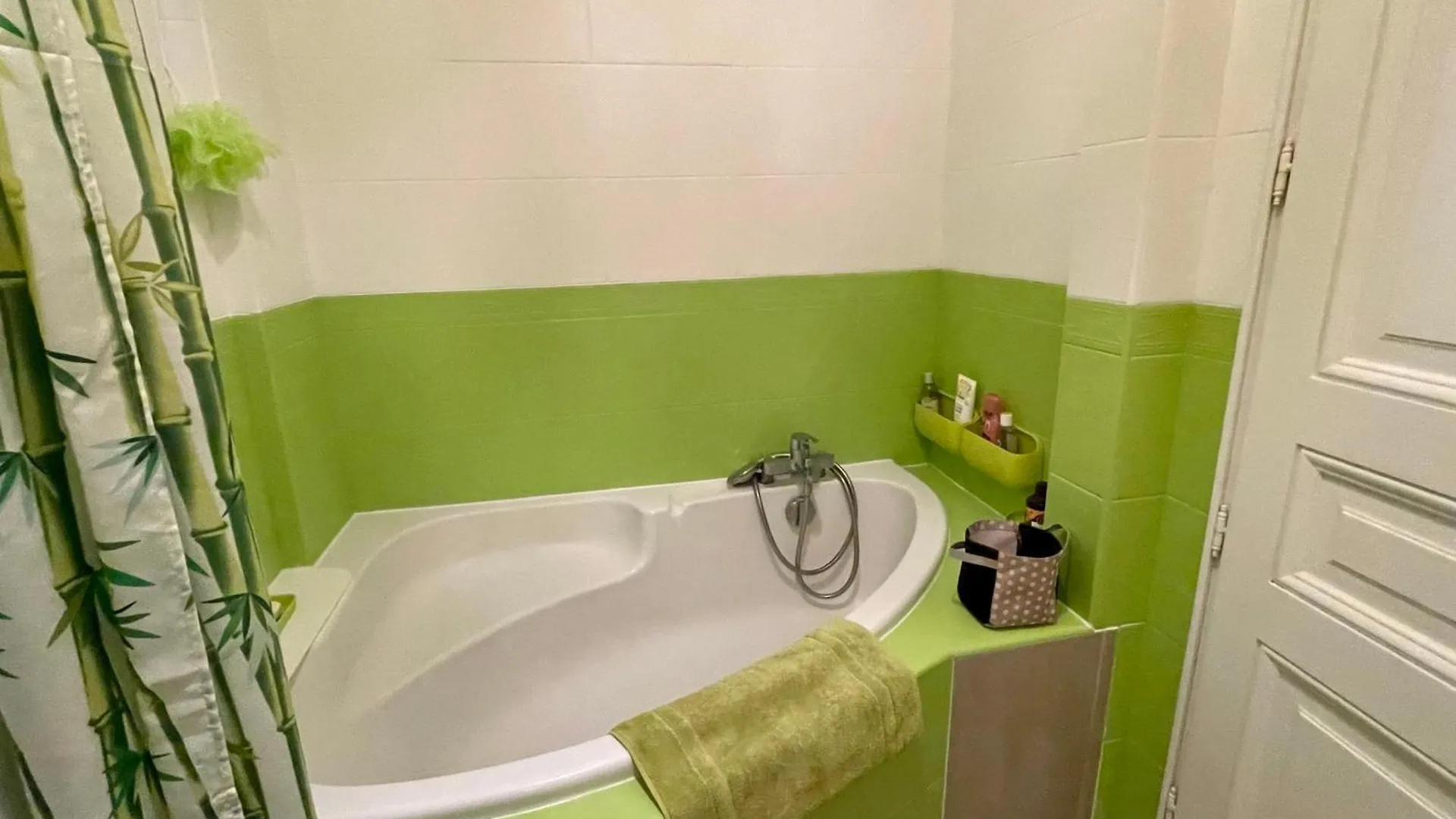 Spacious Family Nest Facing Square Des Epinette Apartment *