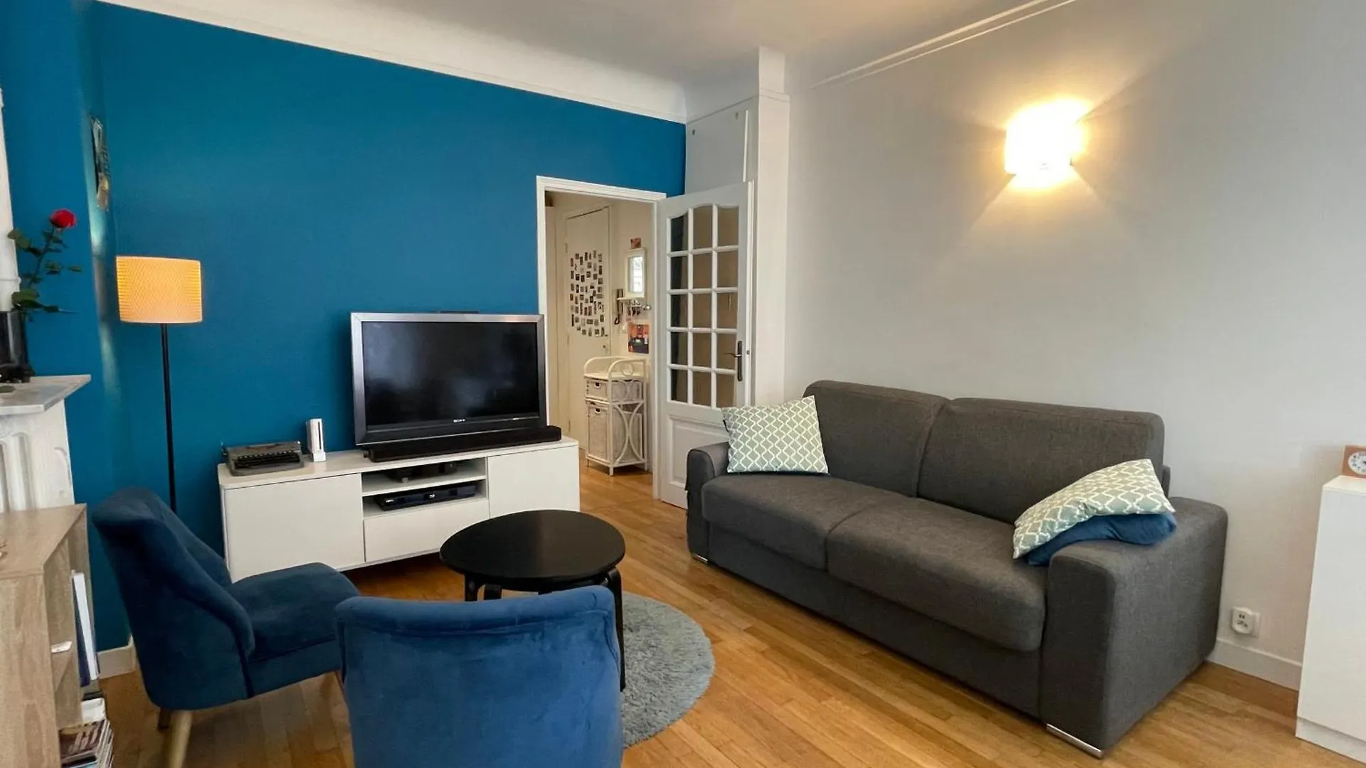 Апартаменты Spacious Family Nest Facing Square Des Epinette *
