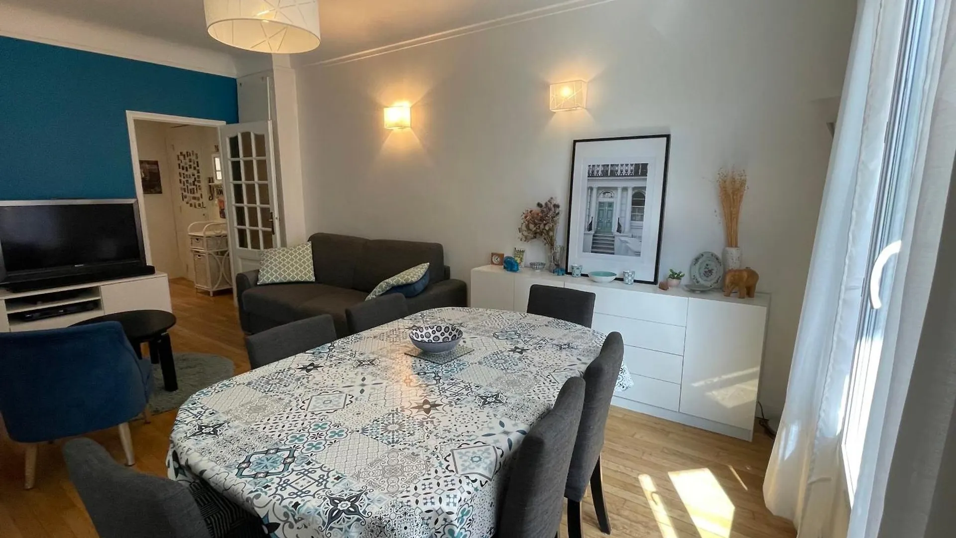 Spacious Family Nest Facing Square Des Epinette *