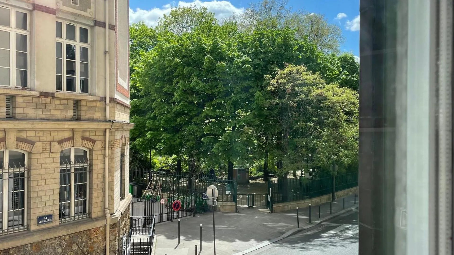 Spacious Family Nest Facing Square Des Epinette