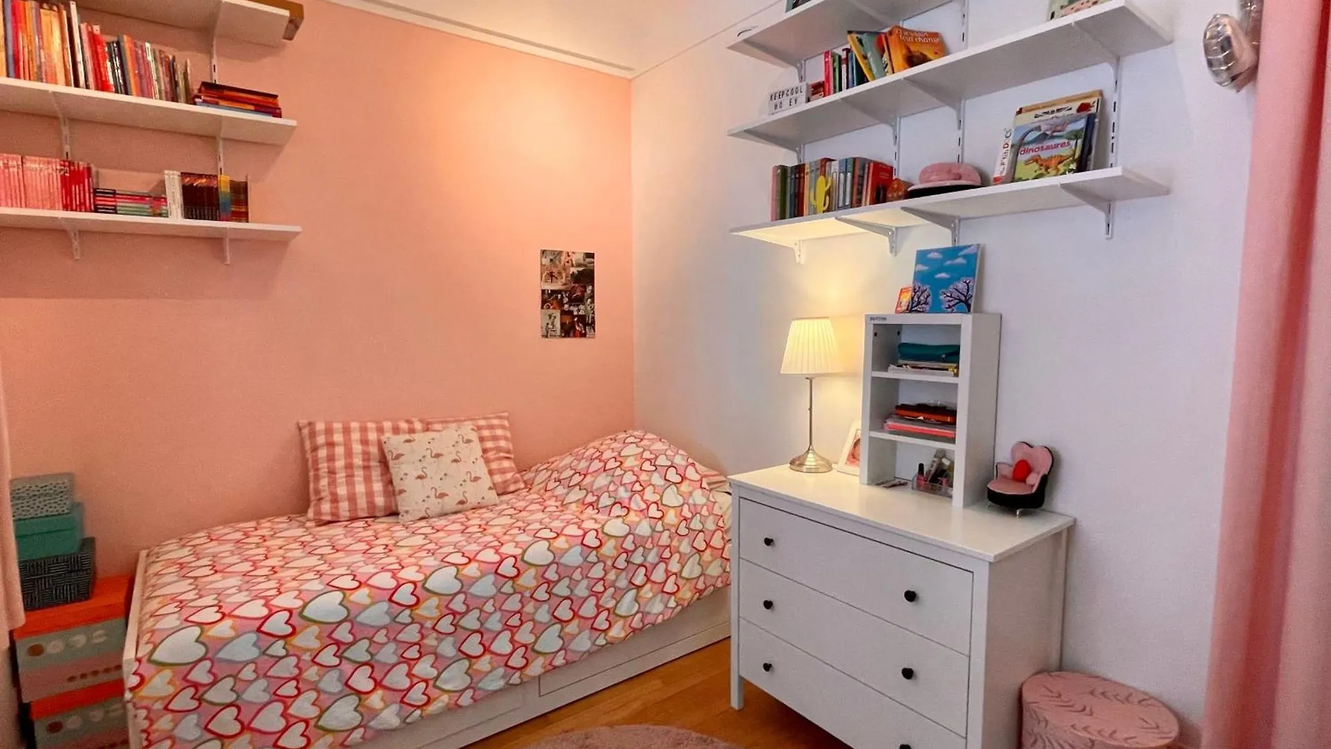 Апартаменты Spacious Family Nest Facing Square Des Epinette