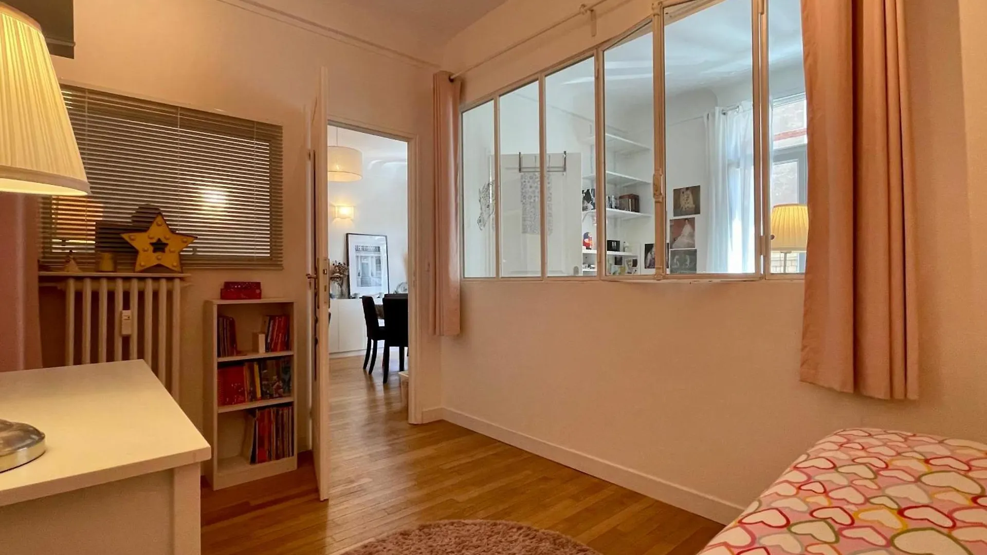 Spacious Family Nest Facing Square Des Epinette Апартаменты Париж